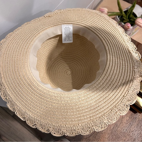 Girl’s Easter/Summer Straw Sun Scalloped Edge Hat with White Ribbon Bow - Picture 5 of 7